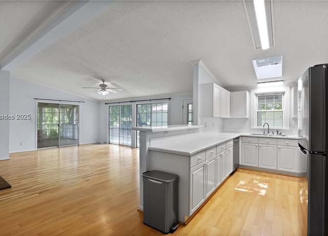 Property at 10 Chipwood Ln, Bluffton, SC 29910, 3 beds, 2 baths