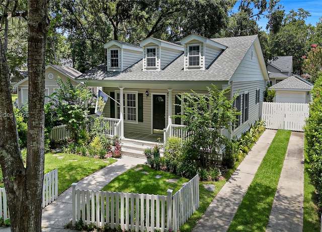 Property at 8 Loudon Ct, Bluffton, SC 29910, 3 beds, 2 baths