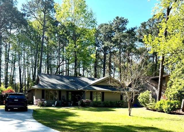Property at 33 Edgewood Dr, Hilton Head Island, SC 29926, 3 beds, 2 baths