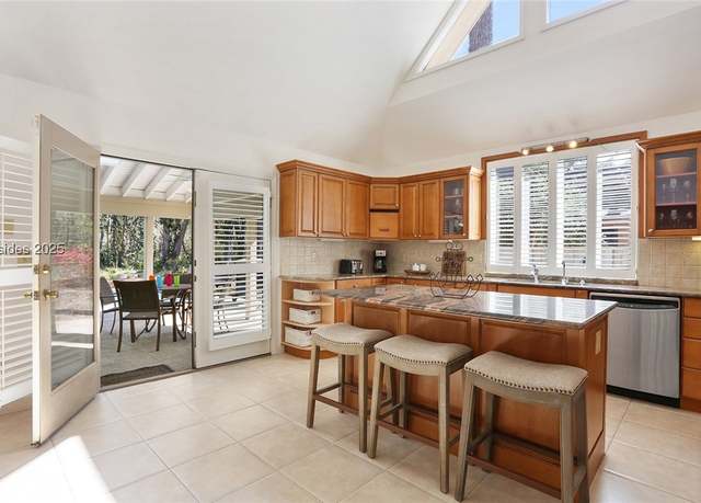 Property at 25 Willow Oak Rd W, Hilton Head Island, SC 29928, 5 beds, 4 baths