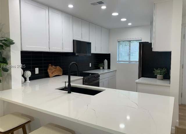 Property at 96 Mathews Dr #189, Hilton Head Island, SC 29926, 2 beds, 2.5 baths
