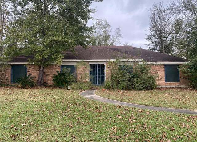Property at 5013 E St Charles Avenue Avenue, Lake Charles, LA 70605, 3 beds, 2.5 baths