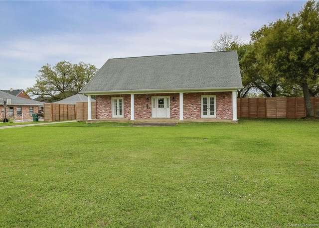 Property at 1905 Deepwoods Drive Drive, Lake Charles, LA 70605, 3 beds, 2.5 baths