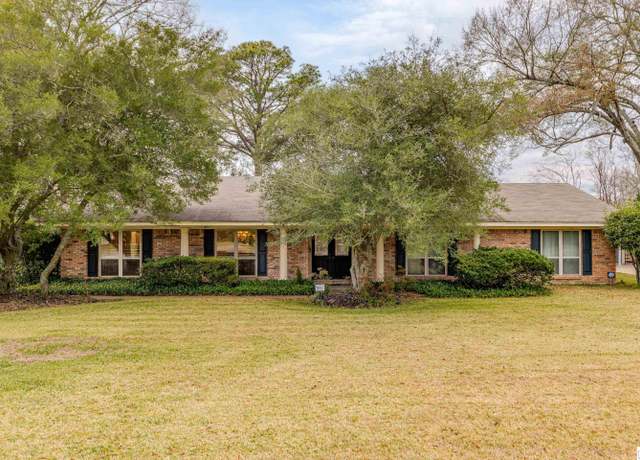 Property at 2814 Pargoud Blvd, Monroe, LA 71201, 4 beds, 3 baths