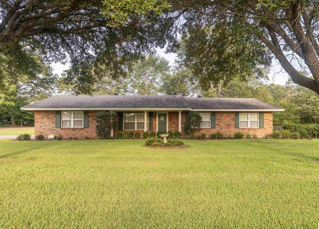 Property at 2411 Northwood Dr, Ruston, LA 71270, 3 beds, 2 baths