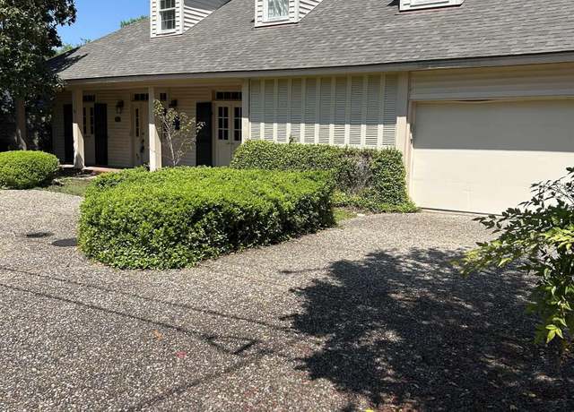 Property at 104 Country Club Rd, Monroe, LA 71201, 3 beds, 3.5 baths
