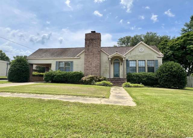 Property at 601 W Main St, Oak Grove, LA 71263, 3 beds, 2 baths