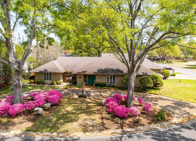 Property at 2711 Birchwood Dr, Monroe, LA 71201, 3 beds, 2 baths