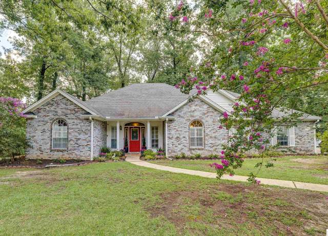 Property at 4 Western Cir, West Monroe, LA 71291, 3 beds, 2 baths