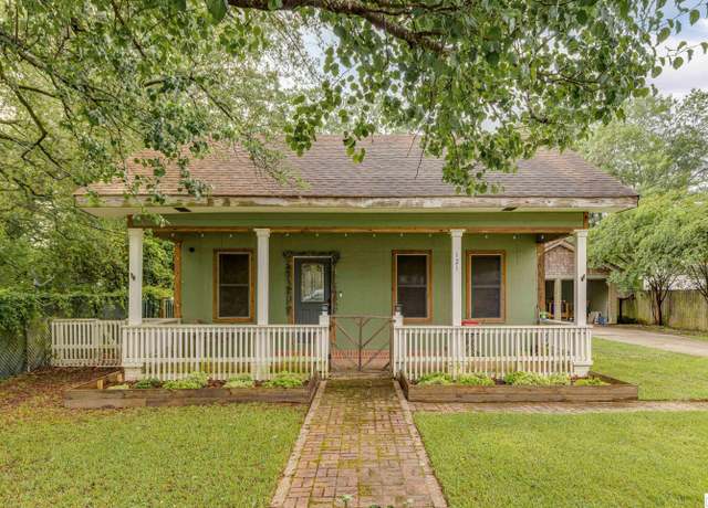 Property at 121 Jackson St, West Monroe, LA 71291, 3 beds, 2 baths