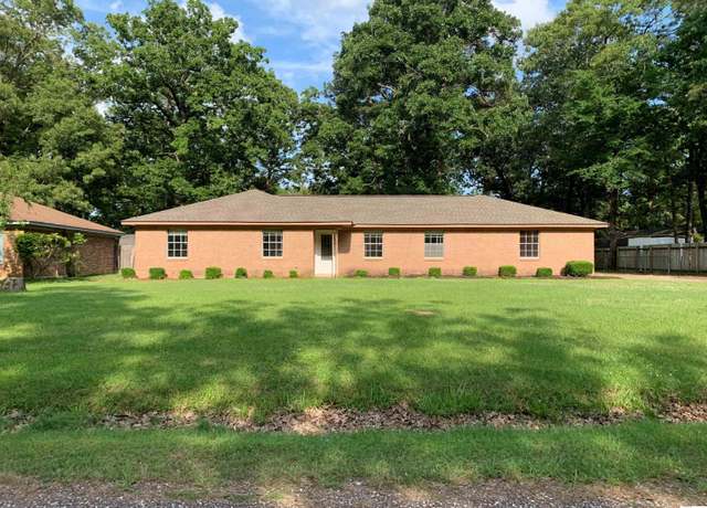 Property at 30 Lake Dr, Monroe, LA 71203, 4 beds, 3 baths