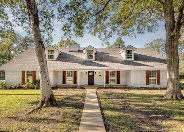 Property at 2001 Oakmont St, Monroe, LA 71201, 5 beds, 3 baths
