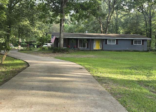 Property at 5076 Woodlawn Dr, Bastrop, LA 71220, 4 beds, 2.5 baths