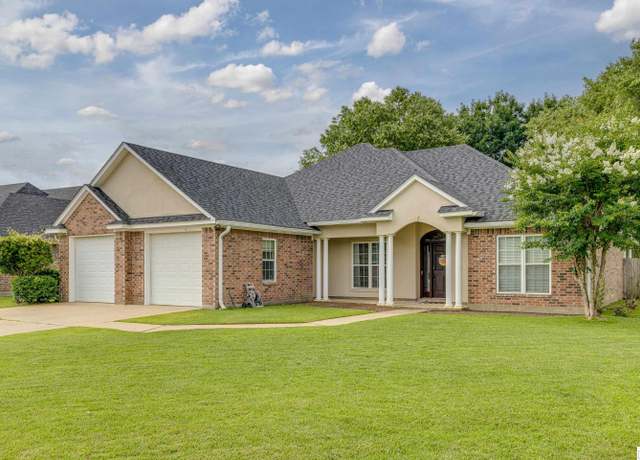 Property at 121 Medalist Dr, Monroe, LA 71203, 3 beds, 2.5 baths