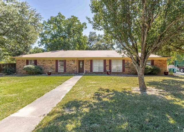 Property at 28 Fair Oaks Dr, Monroe, LA 71203, 3 beds, 2 baths