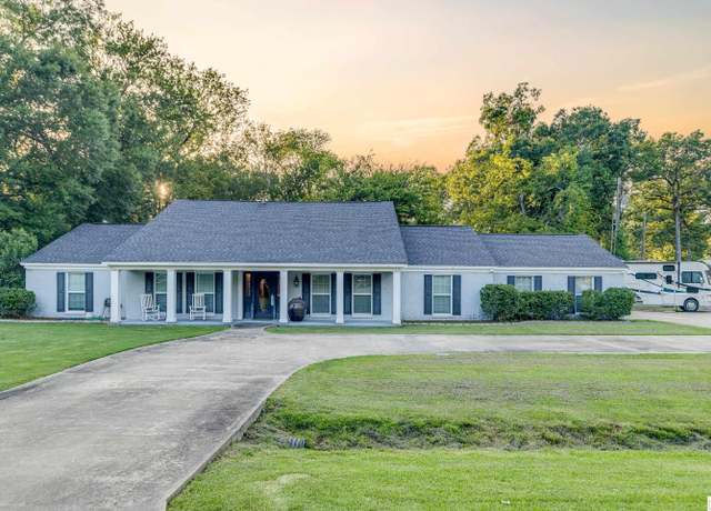 Property at 1911 Oakmont St, Monroe, LA 71201, 4 beds, 3 baths