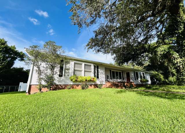 Property at 201 Edgewood Dr, Lafayette, LA 70503, 4 beds, 4.5 baths