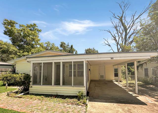Property at 1301 Oak St, Leesville, LA 71446, 3 beds, 1 bath