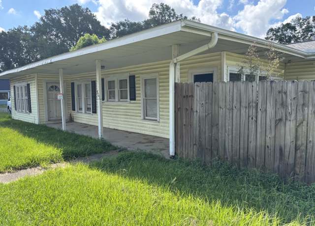 Property at 801 Shirley St, Deridder, LA 70634, 3 beds, 2 baths