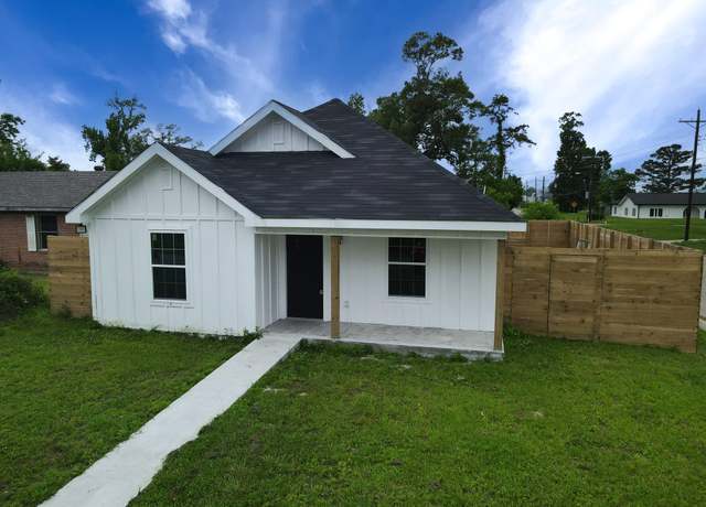 Property at 915 W 18th St, Lake Charles, LA 70601, 3 beds, 2 baths
