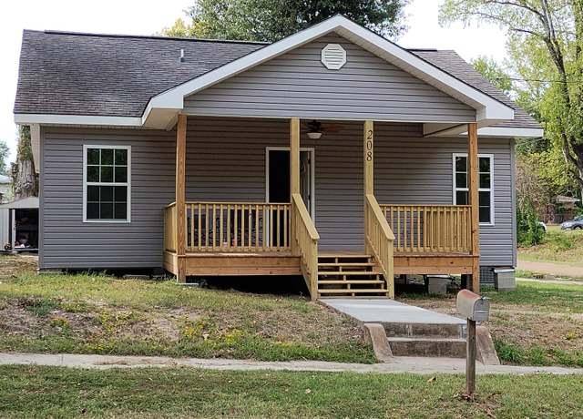 Property at 208 N 1st St, Leesville, LA 71446, 4 beds, 3 baths
