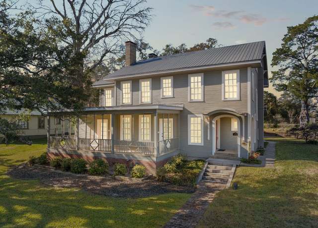 Property at 300 S 8th St, Leesville, LA 71446, 4 beds, 3 baths