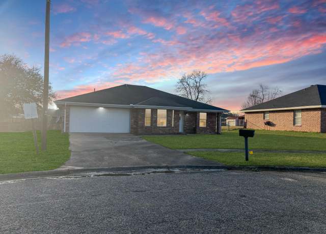 Property at 1905 Cottonwood St, Deridder, LA 70634, 3 beds, 2 baths