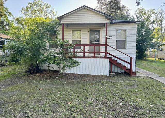 Property at 605 Roberts St, Deridder, LA 70634, 3 beds, 2 baths