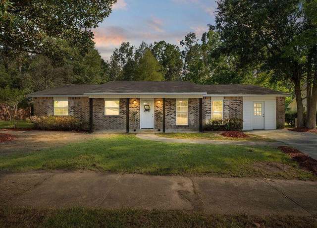 Property at 1827 Woodlawn St, Deridder, LA 70634, 4 beds, 2 baths