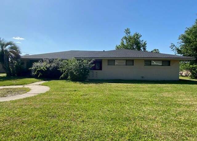 Property at 2200 Barbe Ct, Lake Charles, LA 70601, 3 beds, 2 baths
