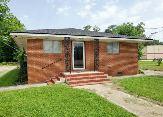 Property at 1022 W 1st St, Deridder, LA 70634, 3 beds, 2 baths