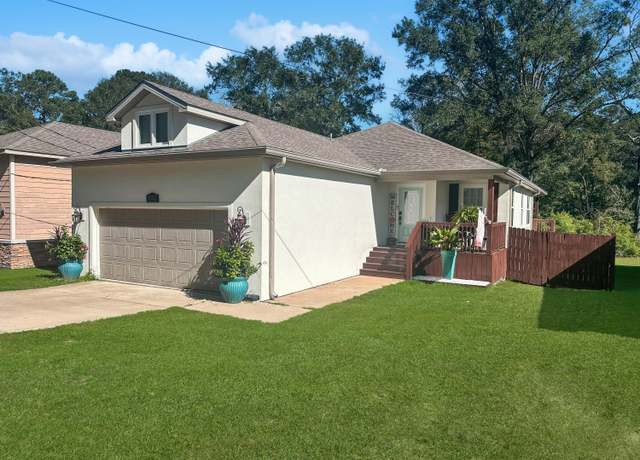 Property at 1307 S 11th St, Leesville, LA 71446, 4 beds, 2.5 baths