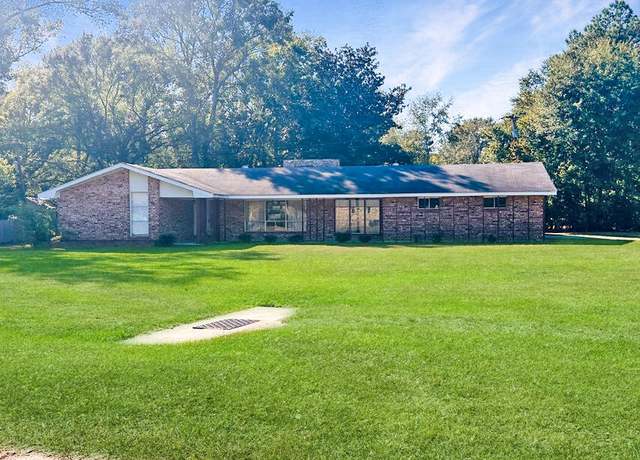Property at 1305 Bilbo St, Deridder, LA 70634, 3 beds, 2.5 baths