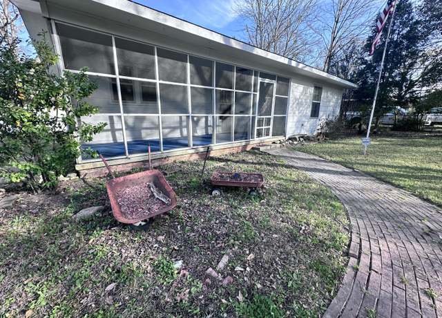 Property at 805 Dennis Ave, Leesville, LA 71446, 3 beds, 1 bath