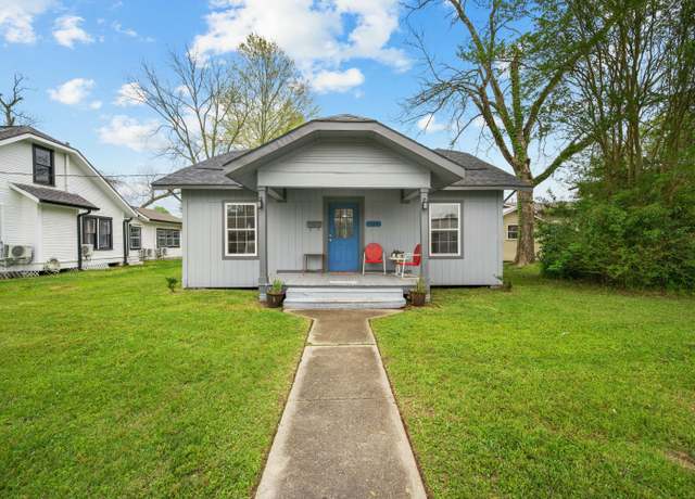 Property at 104 N Royal St, Deridder, LA 70634, 3 beds, 2 baths
