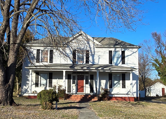 Property at 1212 W Carolina Ave, Crewe, VA 23930, 5 beds, 2.5 baths