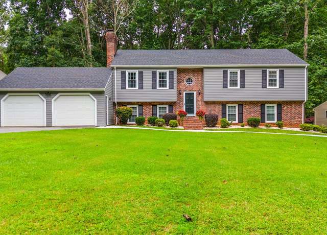 Property at 207 Pocahontas Dr, Forest, VA 24551, 4 beds, 2.5 baths