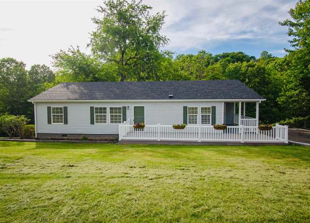 Property at 1387 Lakewood Dr, Pulaski, VA 24301, 3 beds, 2 baths