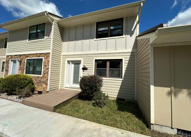 Property at 2602 Glade Dr, Christiansburg, VA 24073, 2 beds, 2.5 baths