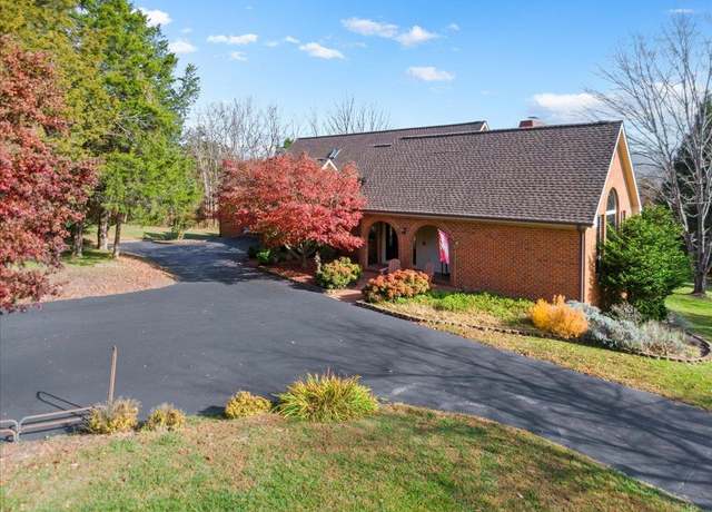 Property at 700 Deercroft Dr, Blacksburg, VA 24060, 4 beds, 4.5 baths
