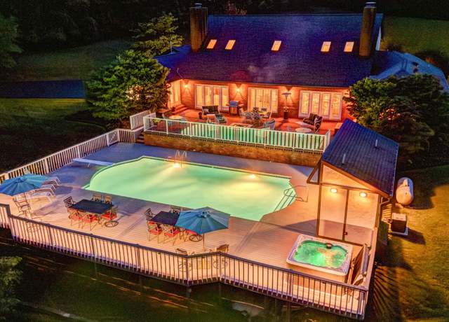 Property at 4506 Waterfront Farms Dr, Draper, VA 24324, 4 beds, 5.5 baths