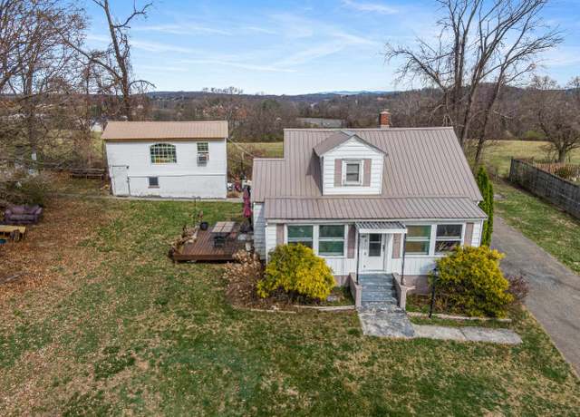 Property at 7339 Manns Dr, Fairlawn, VA 24141, 4 beds, 3 baths