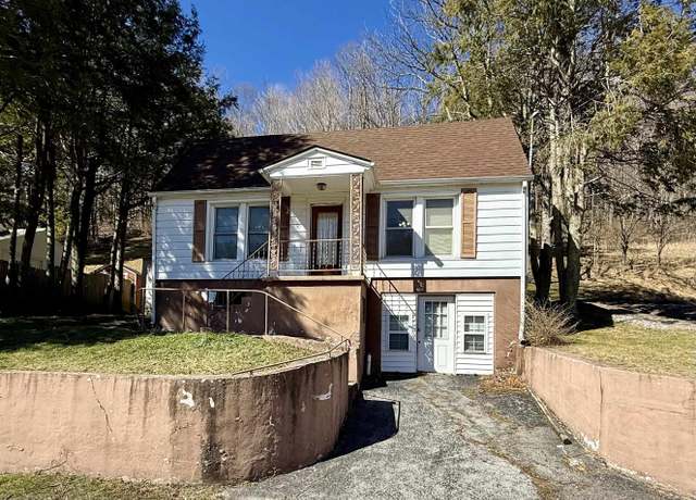 Property at 532 Thompson St St, Tazewell, VA 24651, 2 beds, 2.5 baths