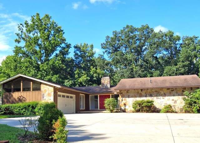 Property at 308 Chestnut St, Pearisburg, VA 24134, 5 beds, 3 baths