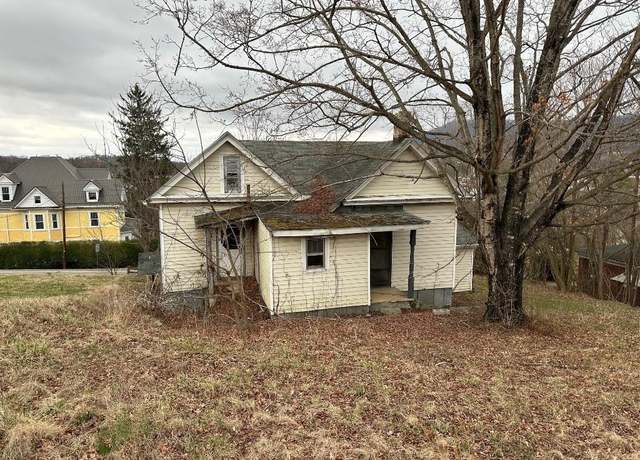 Property at 415 Randolph Ave, Pulaski, VA 24301, 4 beds, 2 baths