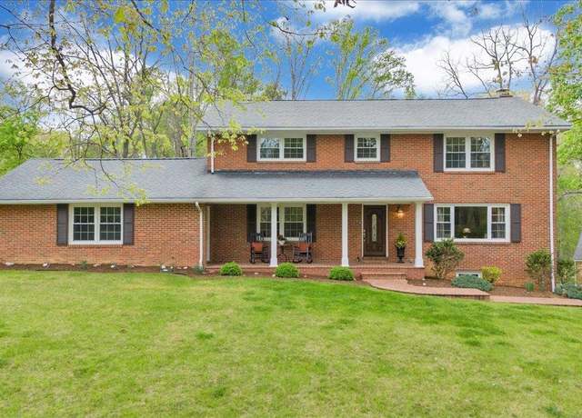 Property at 207 Fairway Dr, Radford, VA 24141, 4 beds, 2.5 baths
