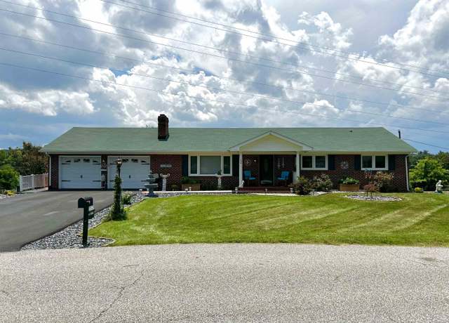 Property at 310 Summit Ridge Rd, Christiansburg, VA 24073, 4 beds, 3 baths