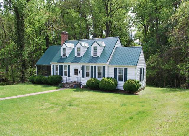 Property at 120 Oakland Dr, Pulaski, VA 24301, 3 beds, 2 baths