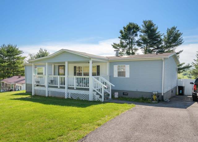 Property at 605 Circle Dr, Pembroke, VA 24136, 3 beds, 2 baths