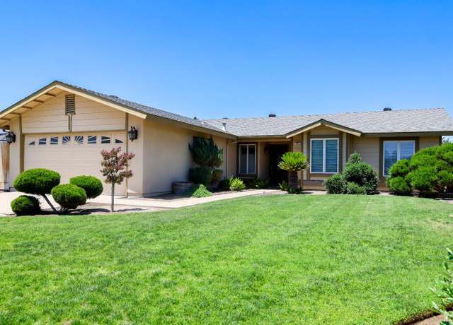 Property at 902 Lakewood Dr, Hanford, CA 93230, 3 beds, 2 baths